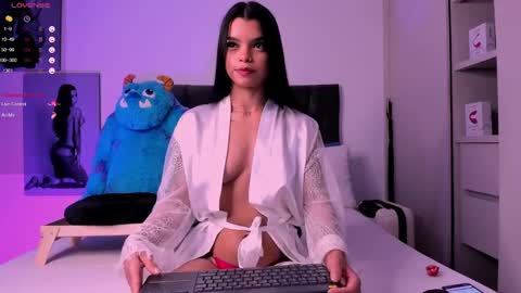 Snapshot of mia_world_ chatting on 12/21/24, 01:36 online show from 12/21/24, 01:36