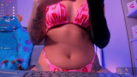 Snapshot of mia_world_ chatting on 02/08/25, 02:47 online show from 02/08/25, 02:47