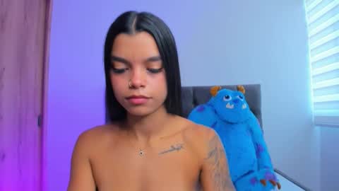 Snapshot of mia_world_ chatting on 10/15/25, 12:27 online show from 10/15/25, 12:27