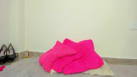 MIA INDEPENDENT MODEL  online show from 12/22/24, 10:06