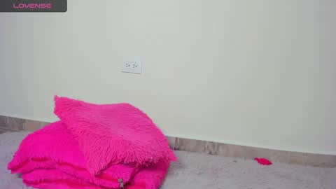 MIA INDEPENDENT MODEL  online show from 01/14/25, 08:41