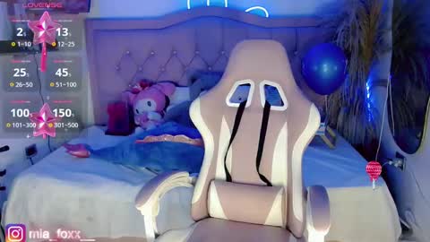 Mia online show from 10/31/25, 10:33