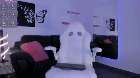 Snapshot of miaa_lunna chatting on 04/14/26, 09:43 Mia online show from 04/14/26, 09:43