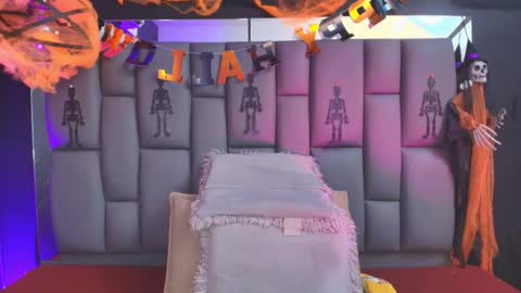 Mia online show from 10/30/25, 12:28