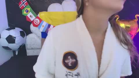 Snapshot of miaabrown__ chatting on 07/04/26, 12:00 Mia online show from 07/04/26, 12:00