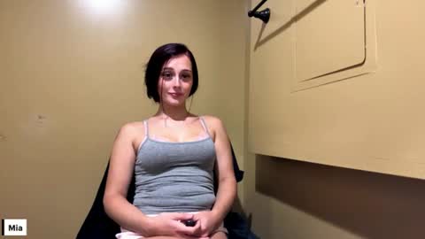 Snapshot of miaaellie chatting on 07/15/26, 04:18 miaaellie online show from 07/15/26, 04:18