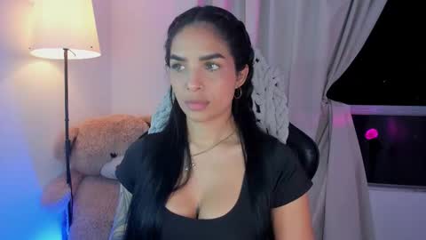 Snapshot of miaagomez chatting on 11/21/25, 03:27 Mia online show from 11/21/25, 03:27