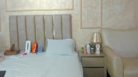 Miaasummer online show from 04/15/26, 11:06