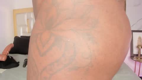 Snapshot of miaaxxx_ chatting on 09/21/25, 08:32 Mia online show from 09/21/25, 08:32