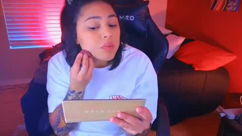 Mia online show from 01/04/25, 12:05