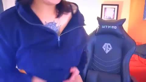 Mia online show from 01/11/25, 02:20