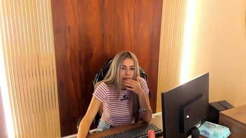 Snapshot of miacarperrlux chatting on 01/30/25, 12:50 MiaCarper online show from 01/30/25, 12:50