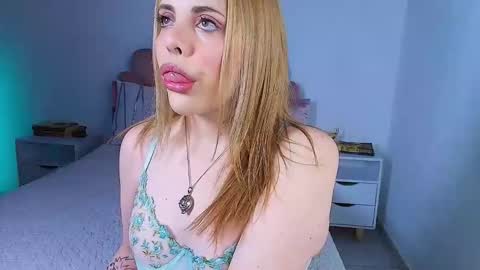 Snapshot of miacolucci_18 chatting on 11/05/25, 11:10 Mary online show from 11/05/25, 11:10