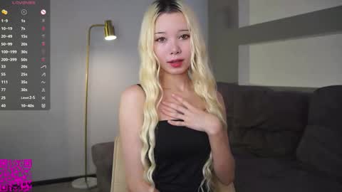 Snapshot of miagloww chatting on 09/24/25, 06:39 Mia online show from 09/24/25, 06:39