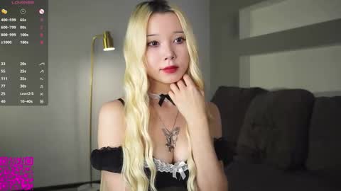 Snapshot of miagloww chatting on 09/27/25, 07:35 Mia online show from 09/27/25, 07:35