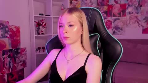 Mia online show from 09/19/25, 05:24