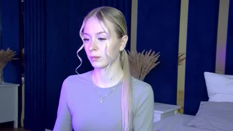 Mia online show from 09/26/25, 05:17