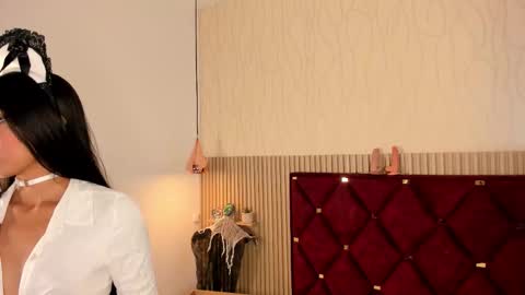 Snapshot of miah_bella chatting on 10/31/25, 07:04 Miah and Bella online show from 10/31/25, 07:04