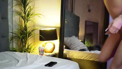 Snapshot of miamicoffee chatting on 11/17/25, 07:52 Miami online show from 11/17/25, 07:52