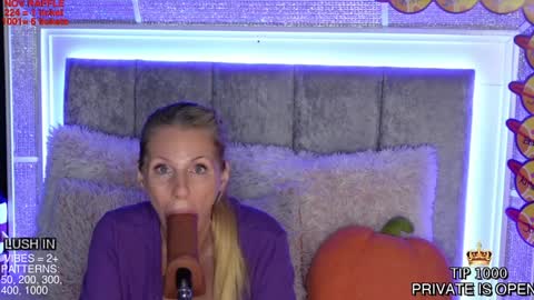 Mia online show from 11/14/25, 03:44