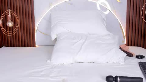 Mia  online show from 10/11/25, 03:39