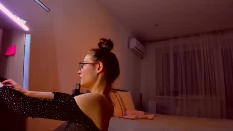 Mia online show from 03/12/26, 05:30