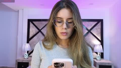 Mia online show from 04/07/26, 07:25