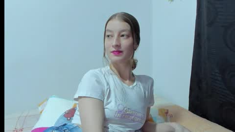 Snapshot of miavolkova_ chatting on 02/18/26, 12:17 Chloe online show from 02/18/26, 12:17