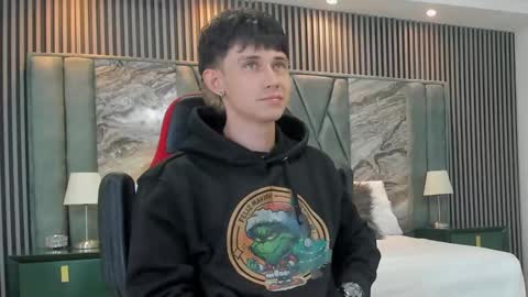 Snapshot of michaeel_blue chatting on 10/12/25, 12:04 Michael online show from 10/12/25, 12:04