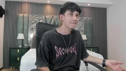 Snapshot of michaeel_blue chatting on 10/30/25, 08:20 Michael online show from 10/30/25, 08:20