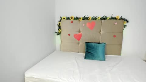 Snapshot of michael_and_sharon chatting on 02/21/25, 02:28 Micky and Sharon online show from 02/21/25, 02:28