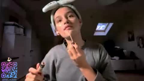 Snapshot of michael_pors chatting on 10/18/25, 02:18 Emily online show from 10/18/25, 02:18