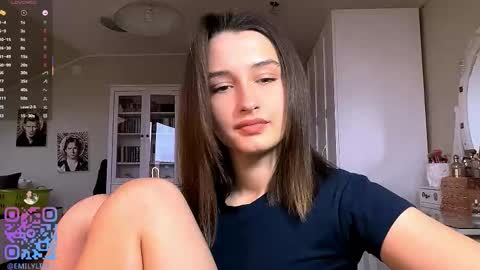 Snapshot of michael_pors chatting on 12/22/25, 12:24 Emily online show from 12/22/25, 12:24