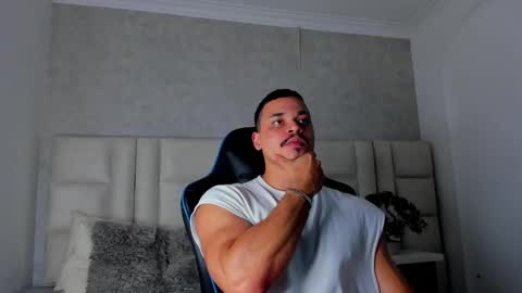 Snapshot of michael_reinolds chatting on 10/04/25, 05:38 Michael online show from 10/04/25, 05:38