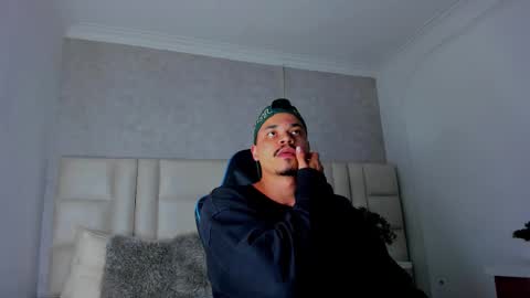 Snapshot of michael_reinolds chatting on 10/05/25, 03:27 Michael online show from 10/05/25, 03:27