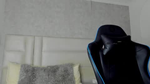 Snapshot of michael_reinolds chatting on 10/24/25, 03:03 Michael online show from 10/24/25, 03:03