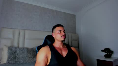 Snapshot of michael_reinolds chatting on 10/28/25, 04:49 Michael online show from 10/28/25, 04:49