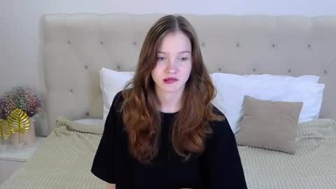 Snapshot of michelle_roux chatting on 09/29/25, 12:43 Michelle online show from 09/29/25, 12:43