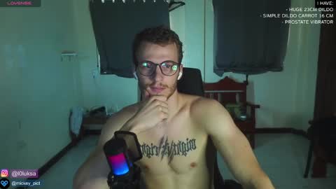 Snapshot of mickey_pict chatting on 01/01/25, 07:41 Mickey online show from 01/01/25, 07:41