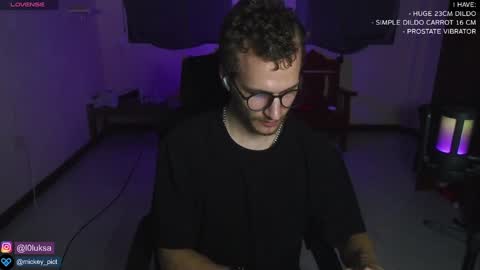 Snapshot of mickey_pict chatting on 01/06/25, 01:41 Mickey online show from 01/06/25, 01:41