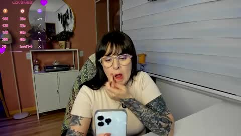 Luna online show from 04/12/26, 12:26