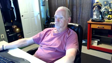 Snapshot of midwestdad09 chatting on 06/14/26, 07:49 midwestdad09 online show from 06/14/26, 07:49