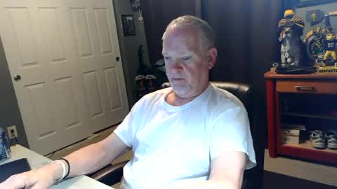 Snapshot of midwestdad09 chatting on 06/18/26, 09:25 midwestdad09 online show from 06/18/26, 09:25