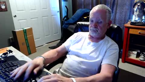 Snapshot of midwestdad09 chatting on 07/04/26, 06:36 midwestdad09 online show from 07/04/26, 06:36