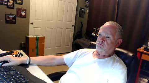Snapshot of midwestdad09 chatting on 07/05/26, 09:27 midwestdad09 online show from 07/05/26, 09:27