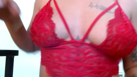 Snapshot of miia_spencer_ chatting on 12/31/24, 11:06 miia online show from 12/31/24, 11:06