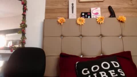 Snapshot of miia_spencer_ chatting on 11/12/25, 06:52 miia online show from 11/12/25, 06:52