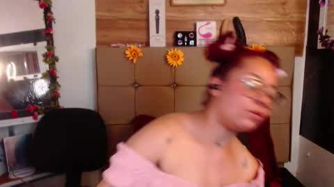 Snapshot of miia_spencer_ chatting on 11/19/25, 06:52 miia online show from 11/19/25, 06:52