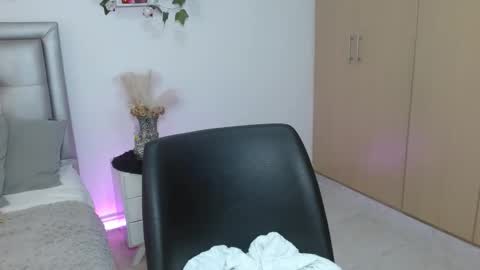 miiaa_k online show from 05/15/26, 10:33