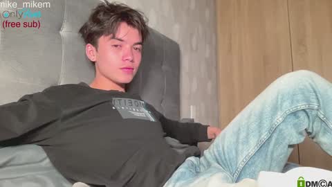 Snapshot of miikemmm_ chatting on 01/01/25, 11:29 Watch me fucking in NEW ACCOUNT LOLA online show from 01/01/25, 11:29